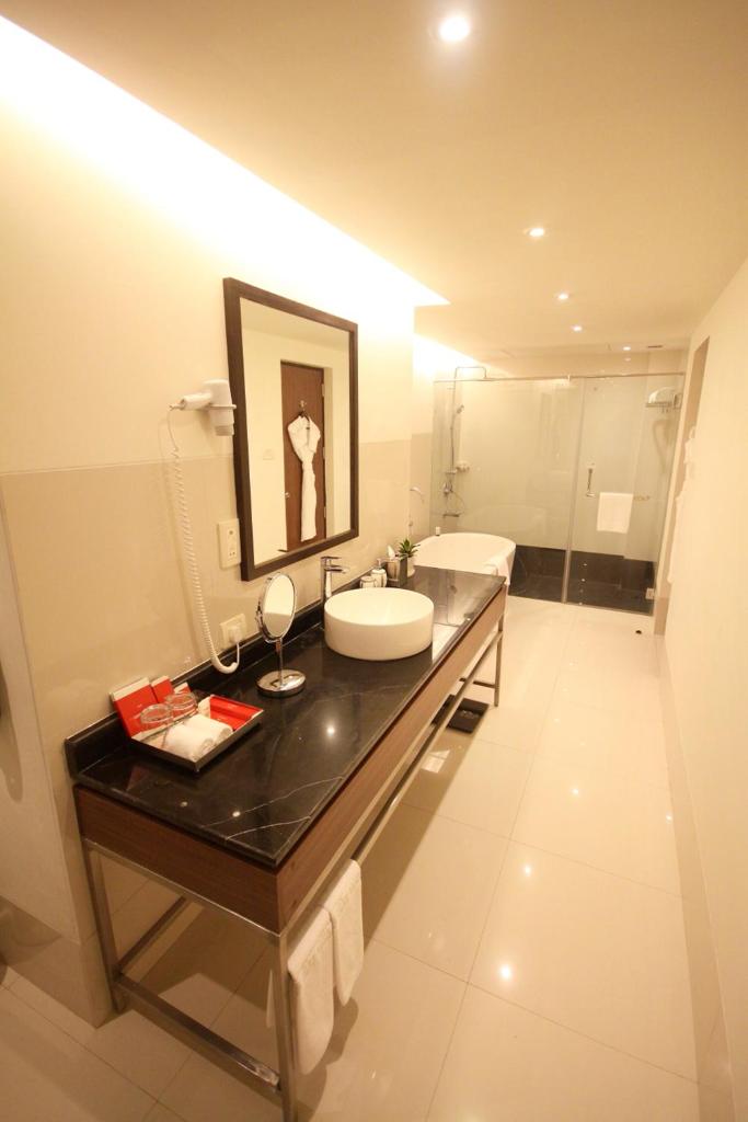 Двухместный (Superior King Room with Happy hour(1+1) on selected menu), The Gateway Hotel EM Bypass Kolkata