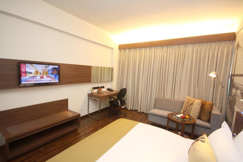 Трехместный (Superior room city view king bed with Happy Hours (1+1) on selected brands), The Gateway Hotel EM Bypass Kolkata