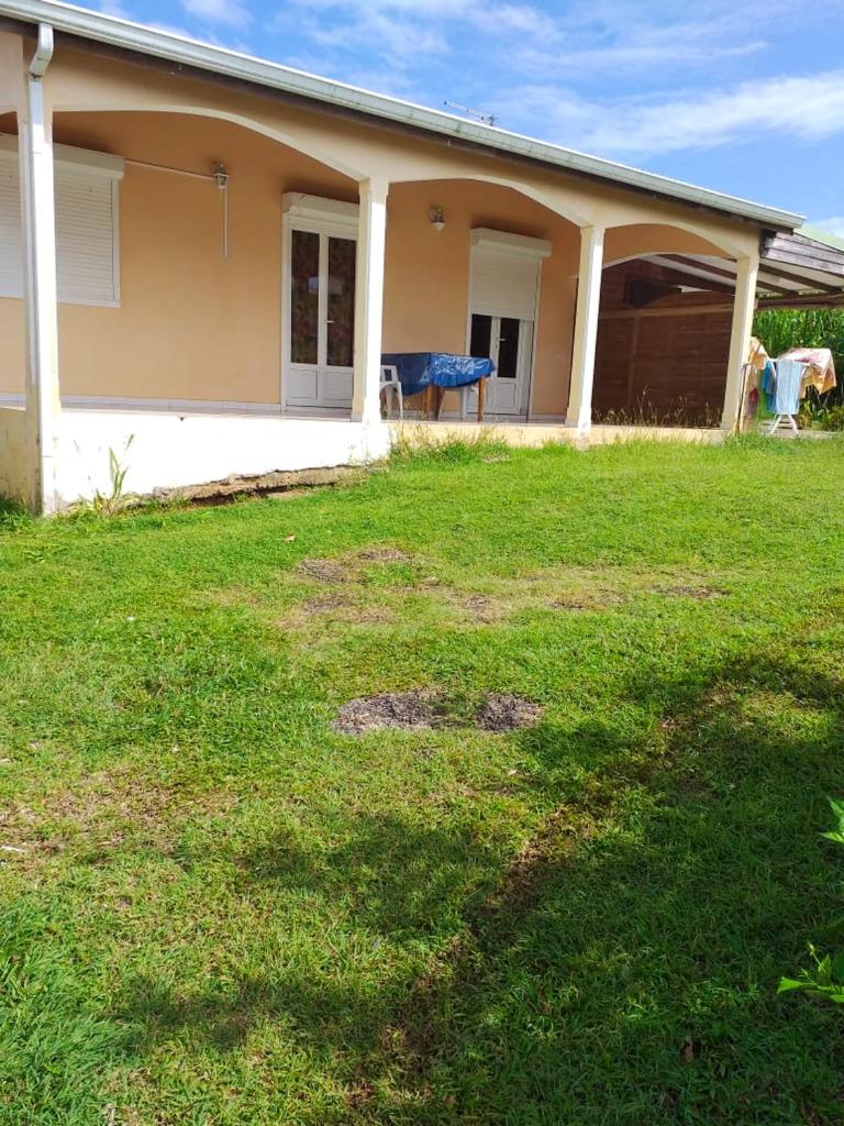 Studio avec vue sur la ville jardin et wifi a Goyave a 4 km de la plage