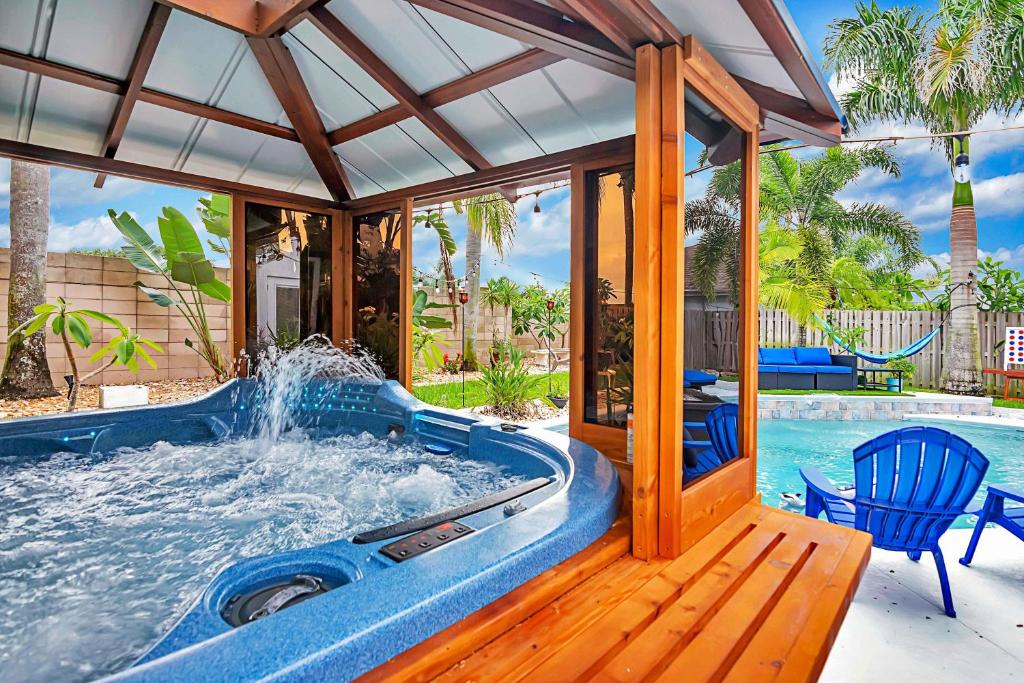 Urban Oasis withHot Tub, HEATED POOL and Private Movie Theater home photo 3