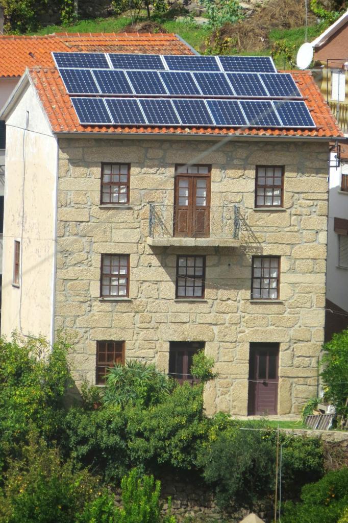 One bedroom appartement with city view balcony and wifi at Alvoco da Serra