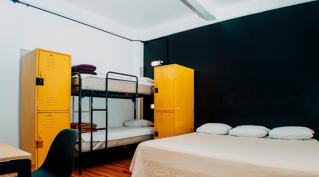 Четырехместный (Четырехместный номер с собственной ванной комнатой), Hostel Mundo Joven Catedral