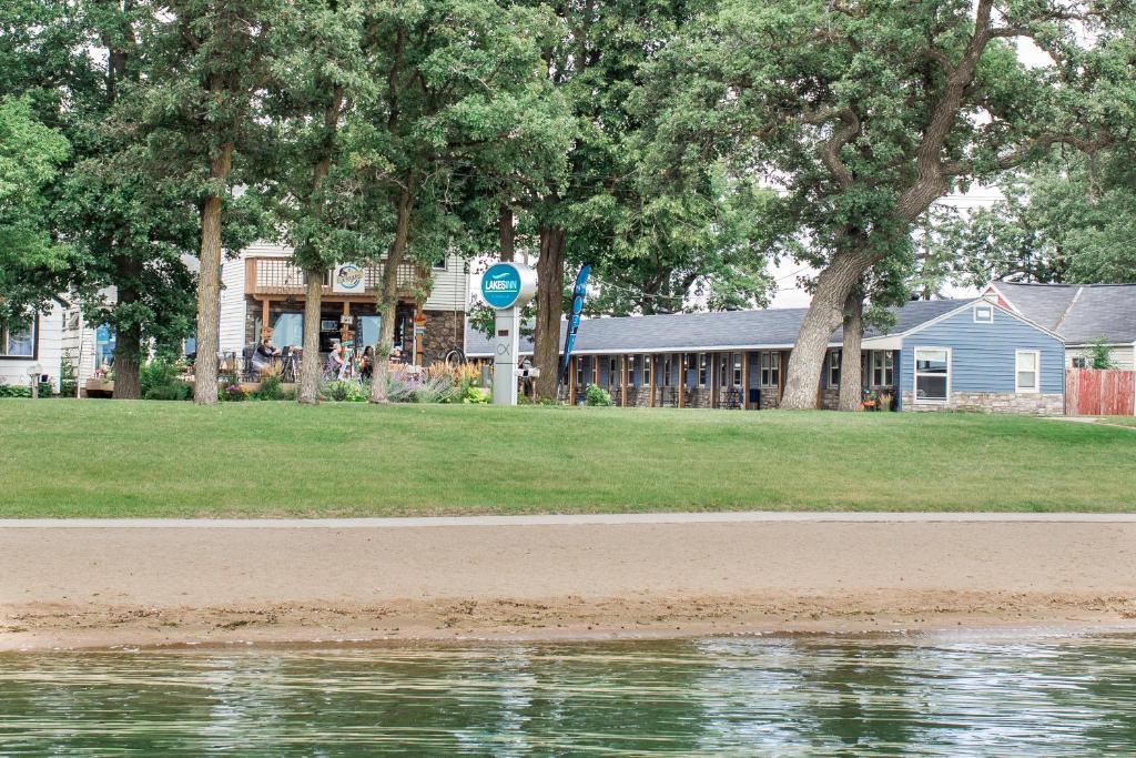 Lakes Inn photo 2