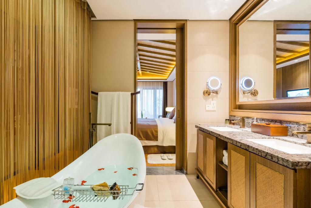 S&N Zhejiang LinHai International Hotel photo 4