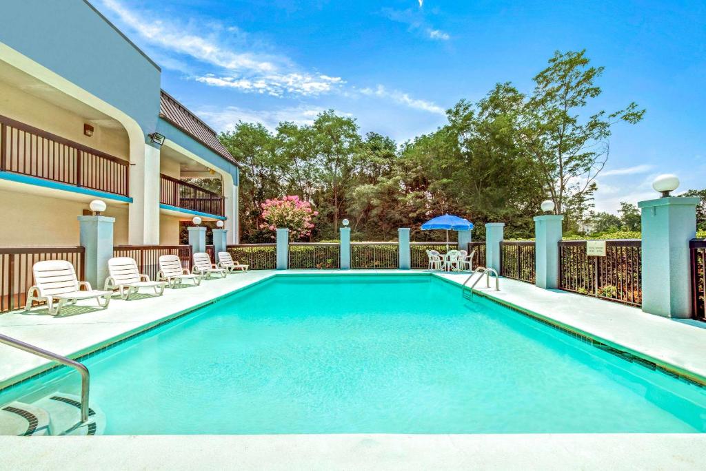 Baymont by Wyndham McDonough photo 1