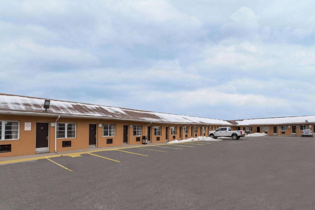 Travelodge by Wyndham Jersey City image