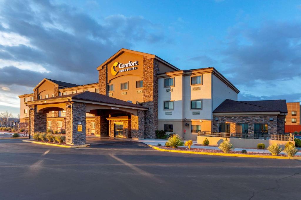 Comfort Inn & Suites Page at Lake Powell image