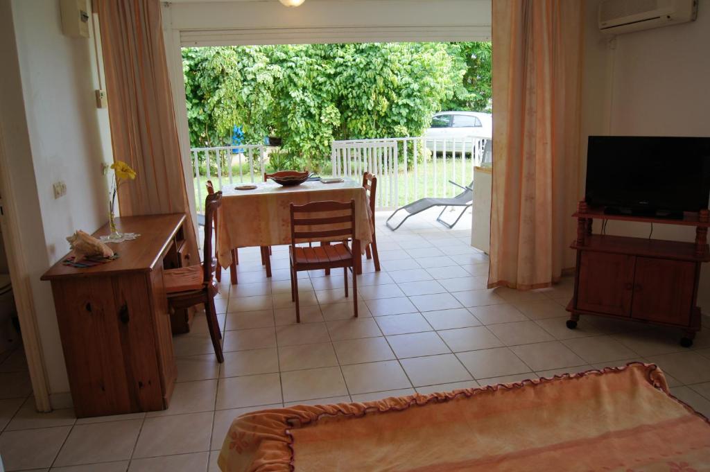 Studio avec jardin clos et wifi a Le Moule a 3 km de la plage