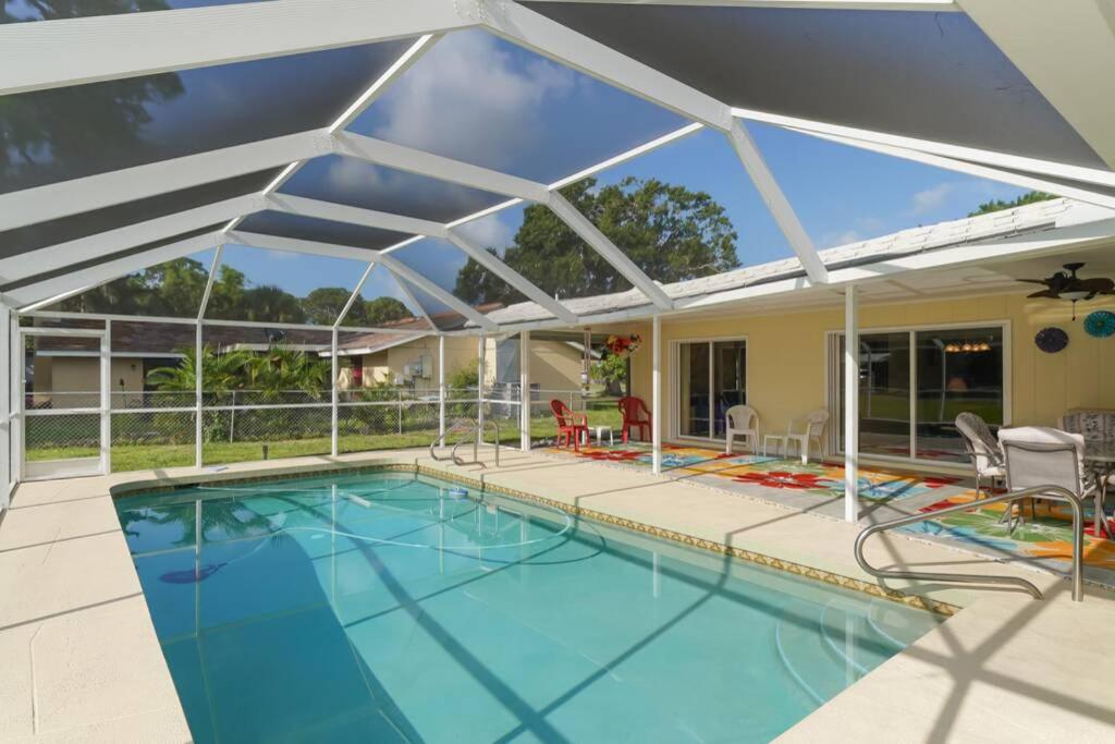 Huge Pool, Roomy, Close to Beaches, Shops, Restaurants! photo 2