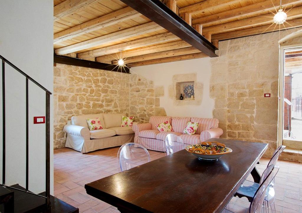 2 bedrooms appartement with furnished terrace and wifi at Pozzallo 2 km away from the beach
