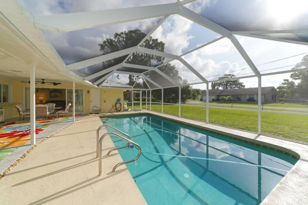 Huge Pool, Roomy, Close to Beaches, Shops, Restaurants! photo 1