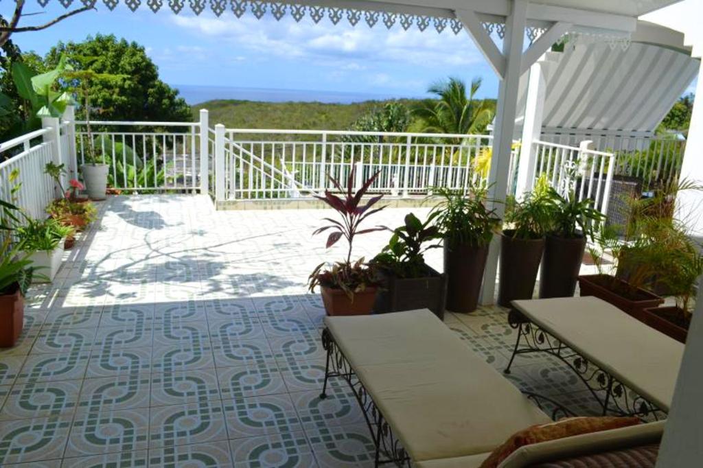 Studio avec vue sur la mer piscine partagee et jardin clos a Deshaies a 2 km de la plage