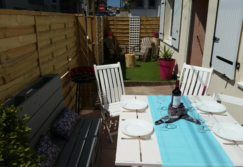 TERRASSE -100 m PLAGE - GRAND APPARTEMENT-8 PERS photo 1