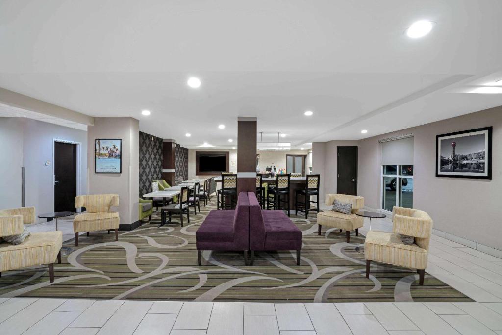 La Quinta by Wyndham Knoxville North I-75 photo 1