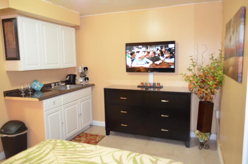 Двухместный (Номер с кроватью размера «queen-size»), Waikiki Condo Just Remodeled Kuhio Village 202A