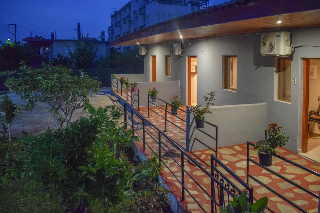 Rose Garden Apartments photo 3