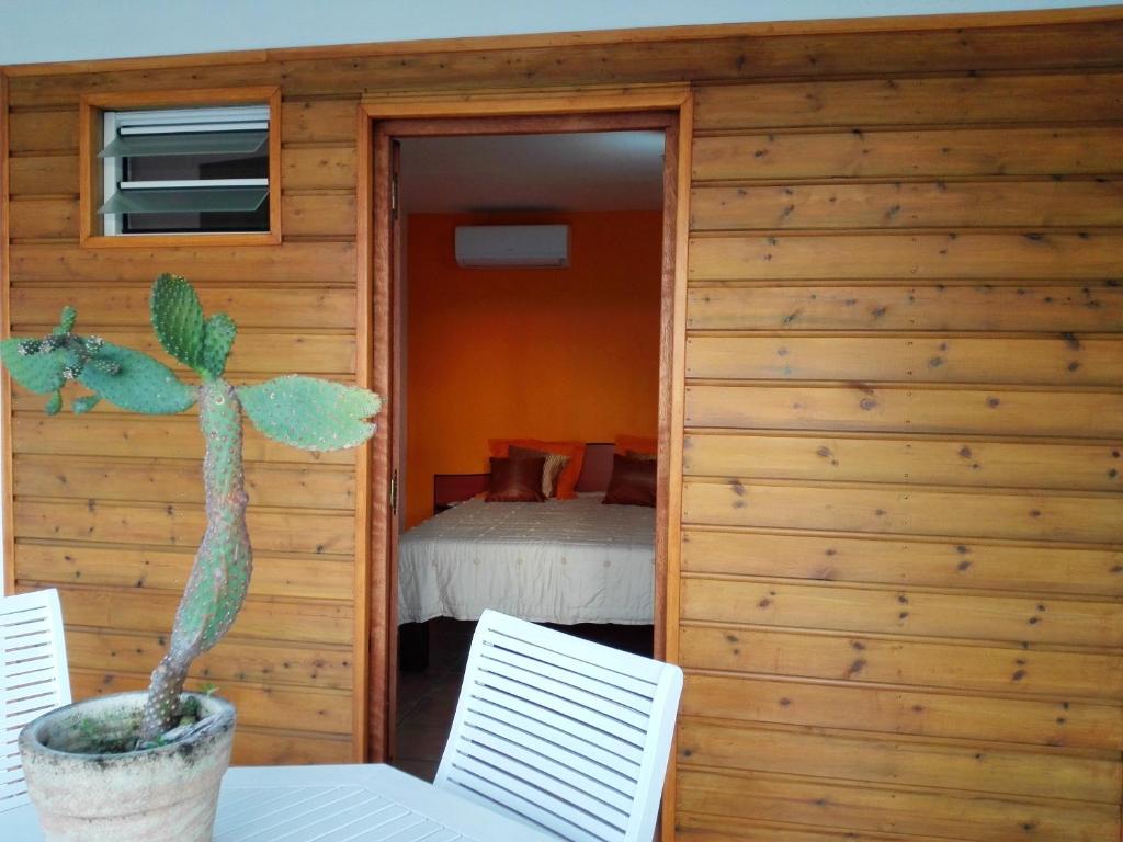 Appartement de 2 chambres avec piscine partagee jardin amenage et wifi a Le Moule a 1 km de la plage