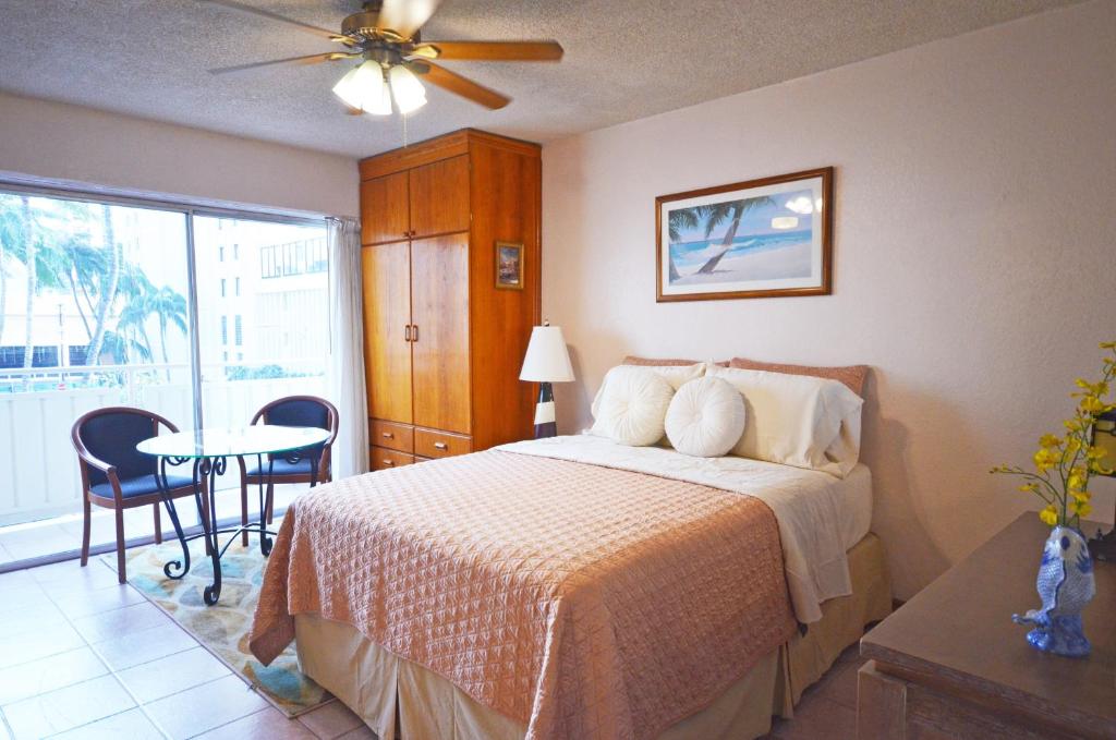 Sea Shore 41 Private Studio in Waikiki, 1 Block to Beach image