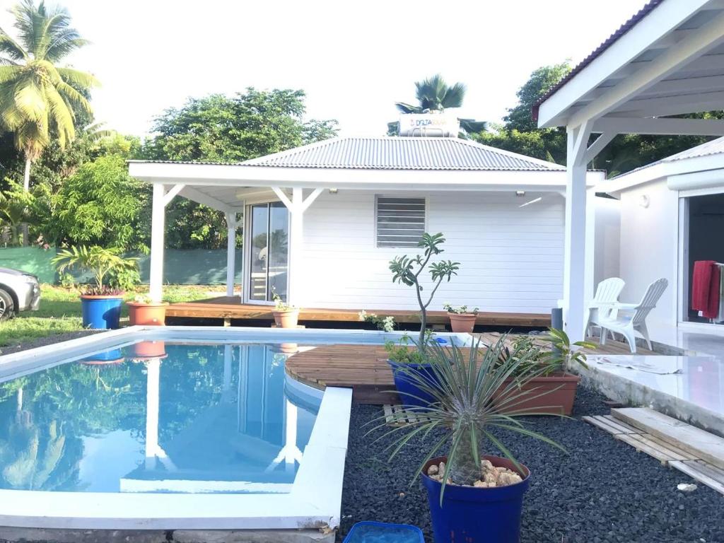 Villa de 2 chambres avec vue sur la mer piscine privee et jardin clos a Le Moule a 1 km de la plage