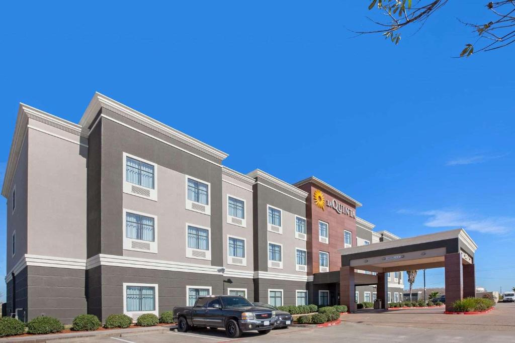 La Quinta Inn & Suites by Wyndham Pasadena North image
