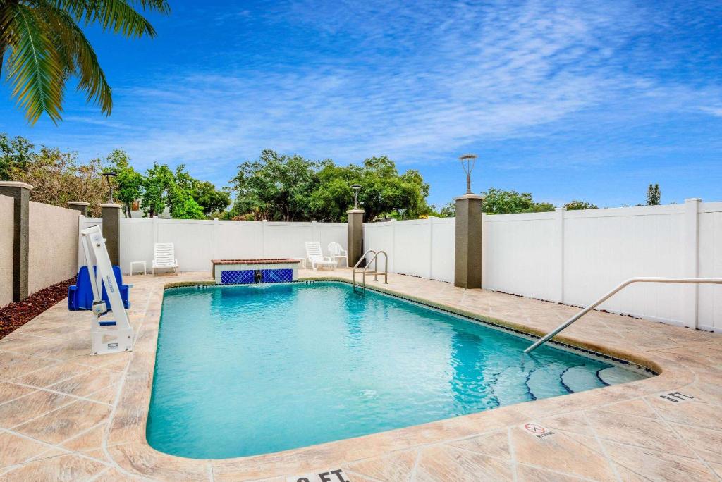 La Quinta by Wyndham St. Petersburg Northeast *Newly Renovated photo 3