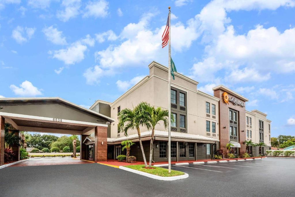 La Quinta Inn & Suites by Wyndham St. Petersburg Northeast image