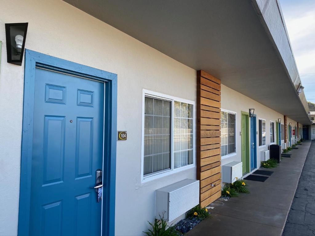 Super 8 by Wyndham Monterey photo 2