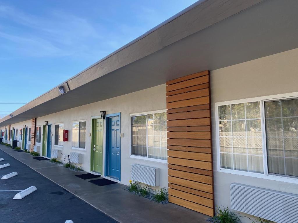 Super 8 by Wyndham Monterey photo 3