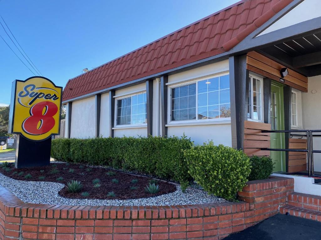 Super 8 by Wyndham Monterey photo 1