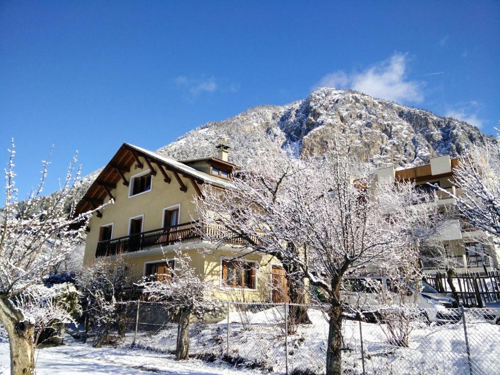 Chalet de 7 chambres avec sauna jardin et wifi a Briancon a 1 km des pistes