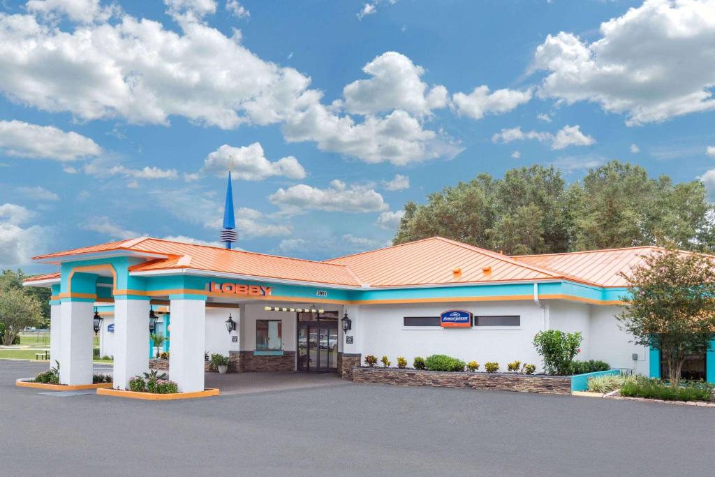 Howard Johnson by Wyndham Ocala FL I-75 image