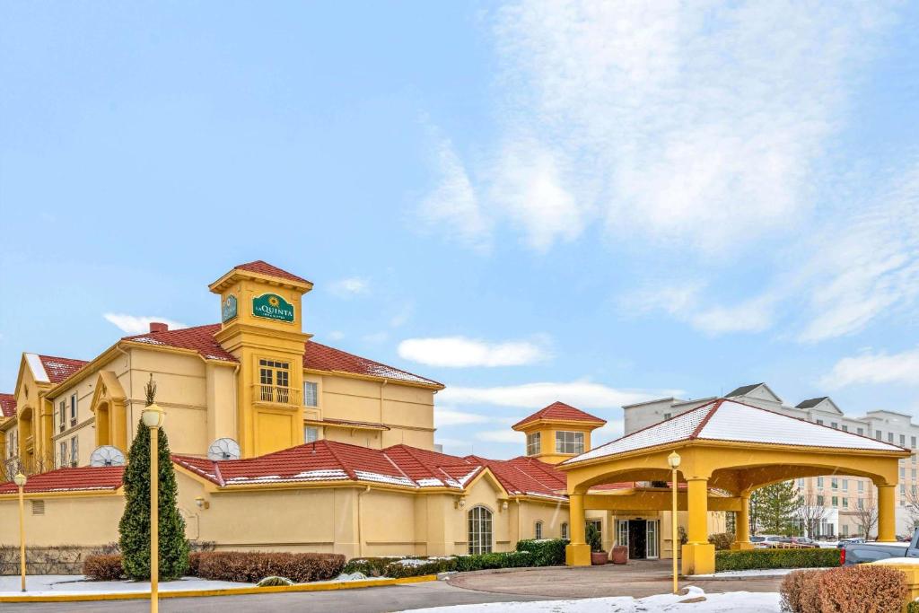 La Quinta Inn & Suites by Wyndham Salt Lake City Airport image