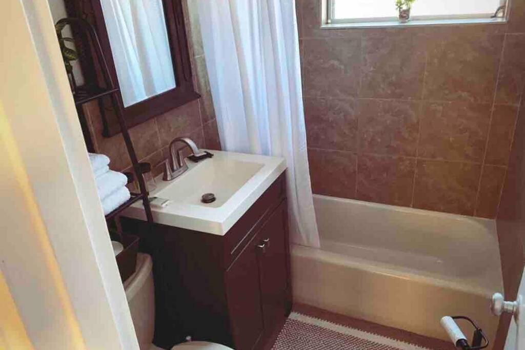 Private single family home - 10 minutes from beach photo 2