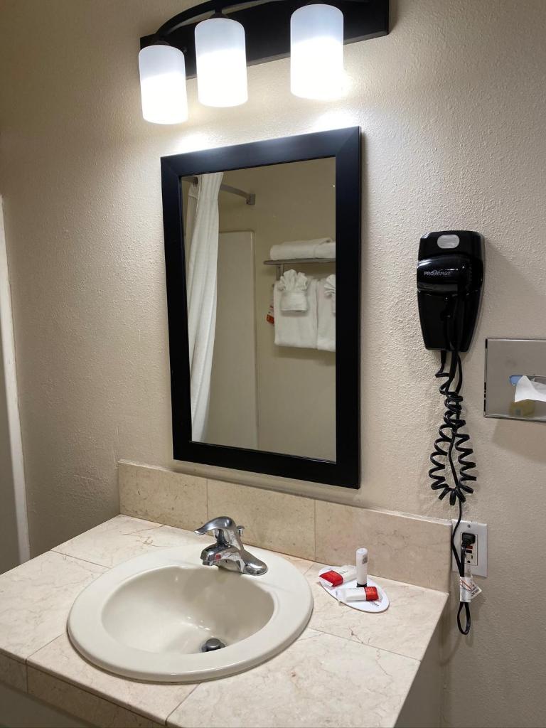 Super 8 by Wyndham Monterey photo 4