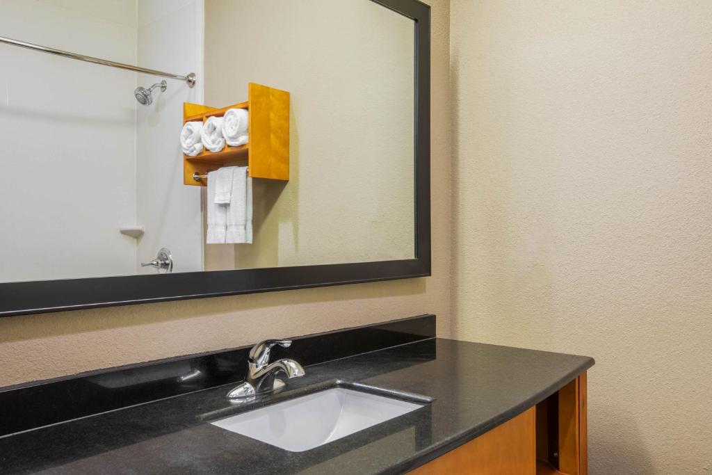 La Quinta Inn & Suites by Wyndham Little Rock - West image