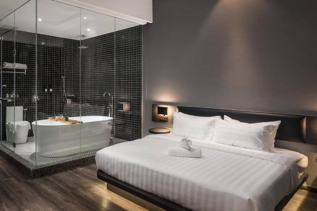 Двухместный (Deluxe Double Room Bathtub with Balcony), Modern Hotel Georgetown