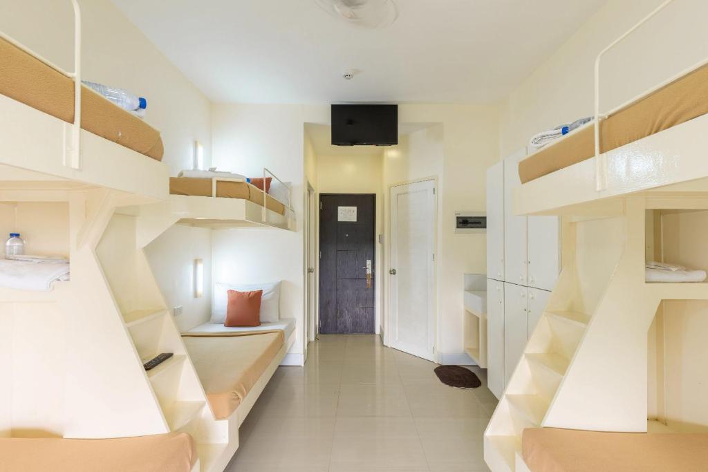 Номер (Friendship Room for 6), ZEN Premium Selah Garden Pasay
