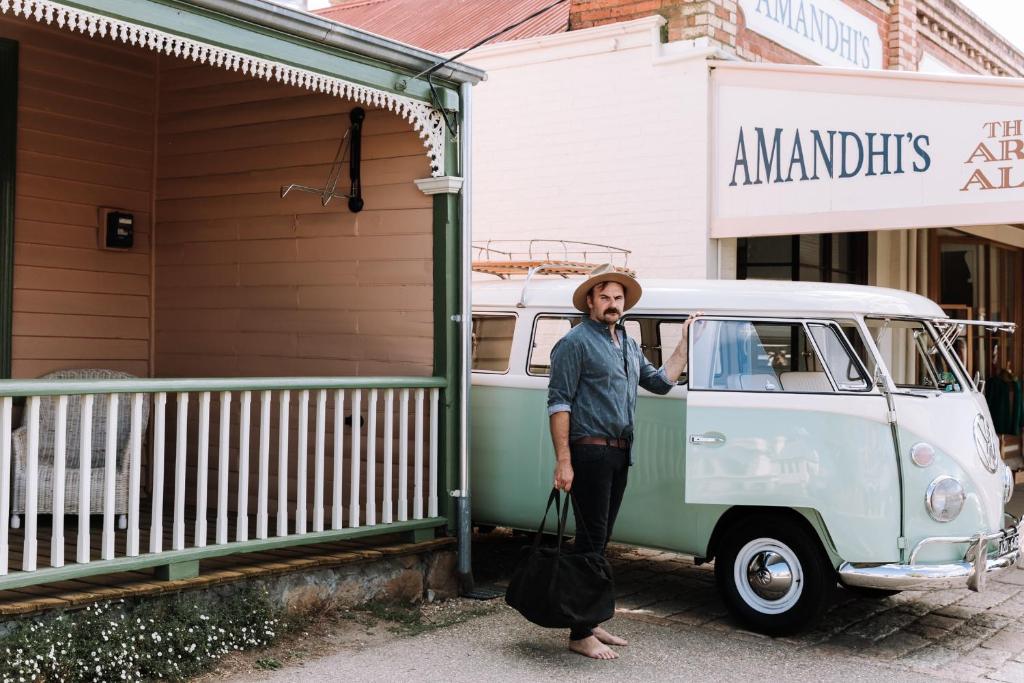 Ned Kelly’s Marlo Cottage - in the best Beechworth location photo 2