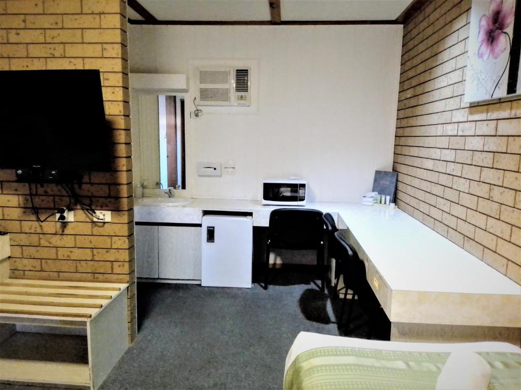 Country Home Motor Inn photo 2