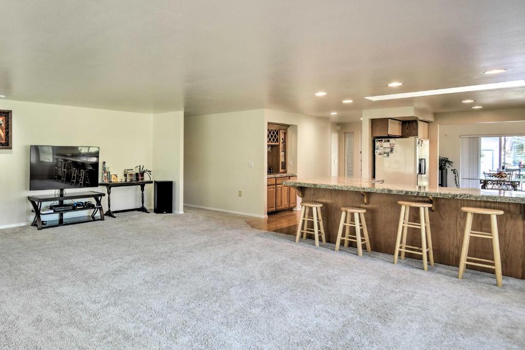 Spacious Family Home on Golf Course Hike and Bike! photo 3