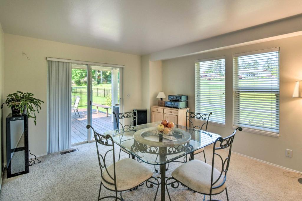 Spacious Family Home on Golf Course Hike and Bike! photo 4