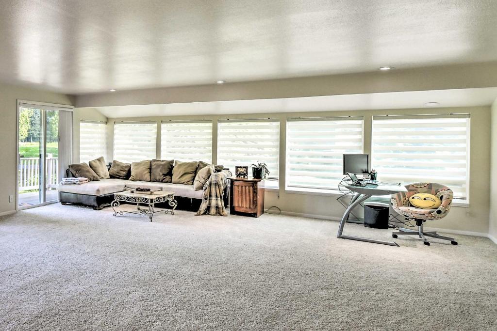Spacious Family Home on Golf Course Hike and Bike! photo 2
