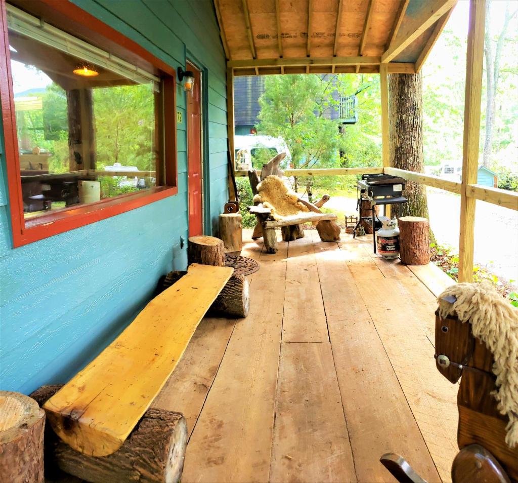 Mountain Laurel Cottage at Hearthstone Cabins and Camping - Pet Friendly photo 4