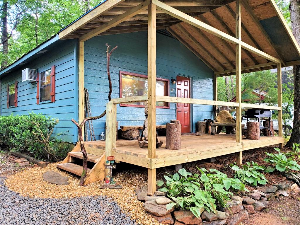 Mountain Laurel Cottage at Hearthstone Cabins and Camping - Pet Friendly photo 2