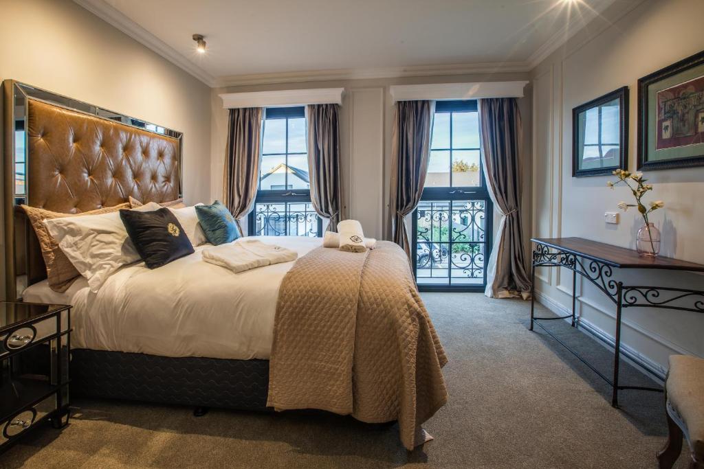The Salisbury Luxury Class - Tap to explore photos