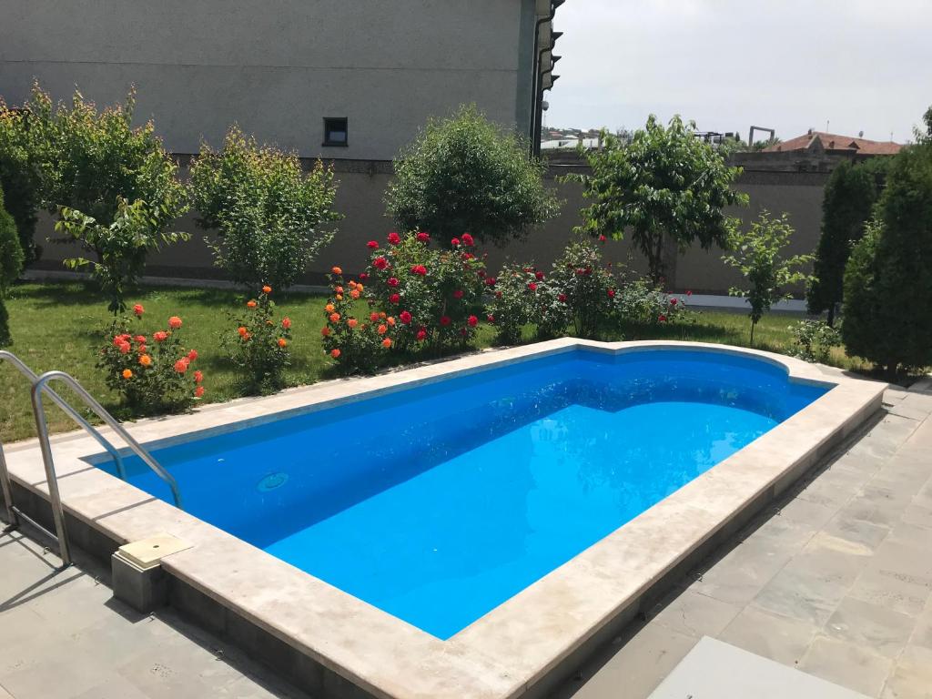 White Luxury Villa With Swimming Pool In City Center photo 2
