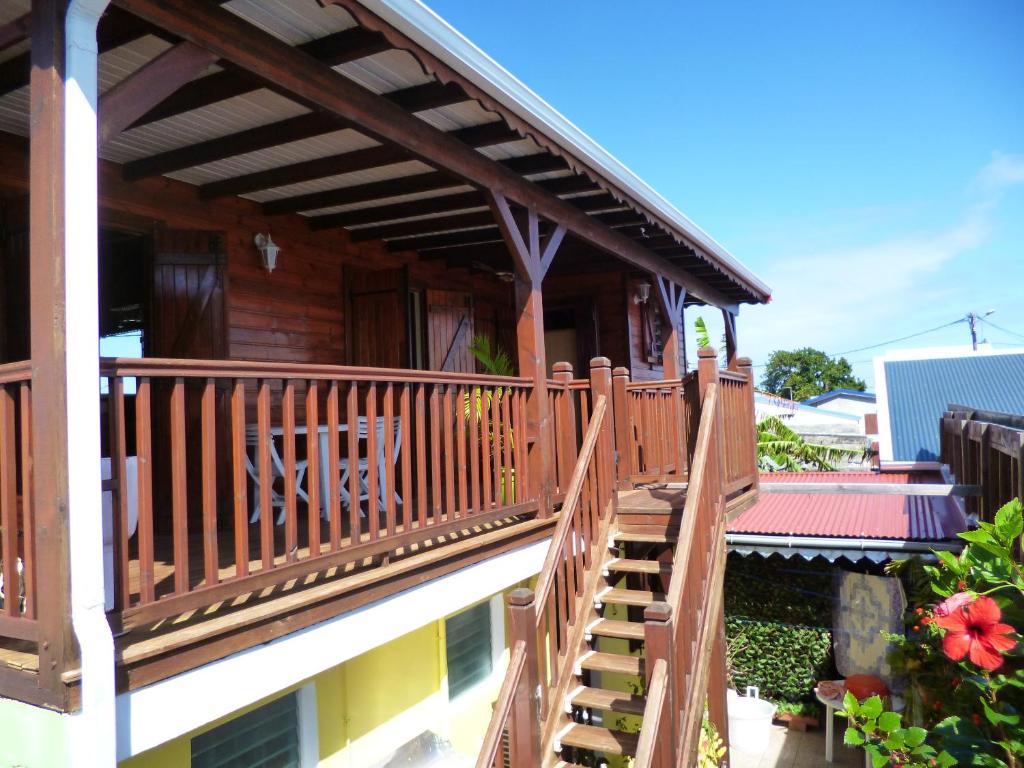 Chalet d'une chambre avec terrasse amenagee et wifi a Le Moule a 3 km de la plage