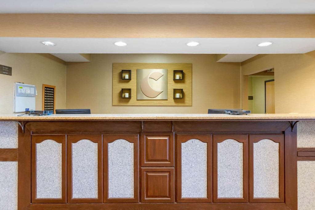 Comfort Suites South Haven near I-96 photo 1