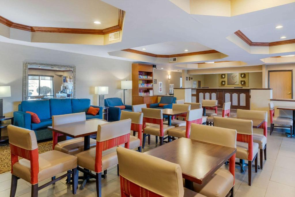 Comfort Suites South Haven near I-96 photo 4
