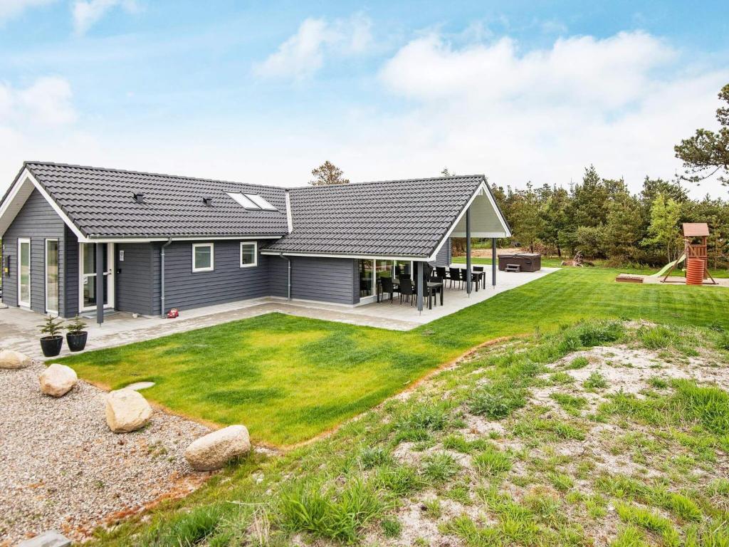 10 person holiday home in R m photo 1